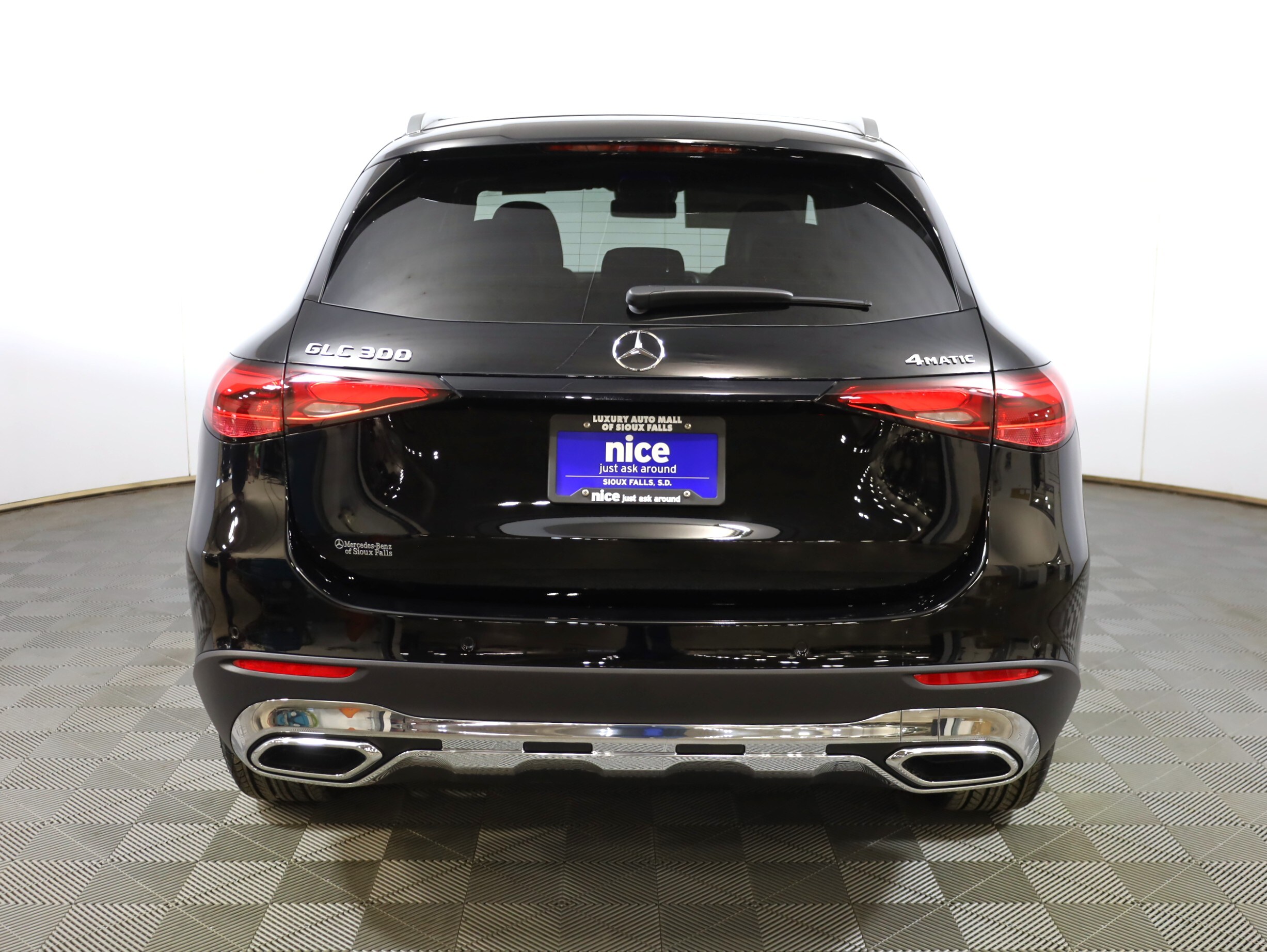 2025 Mercedes Benz GLC 300 4MATIC photo 3