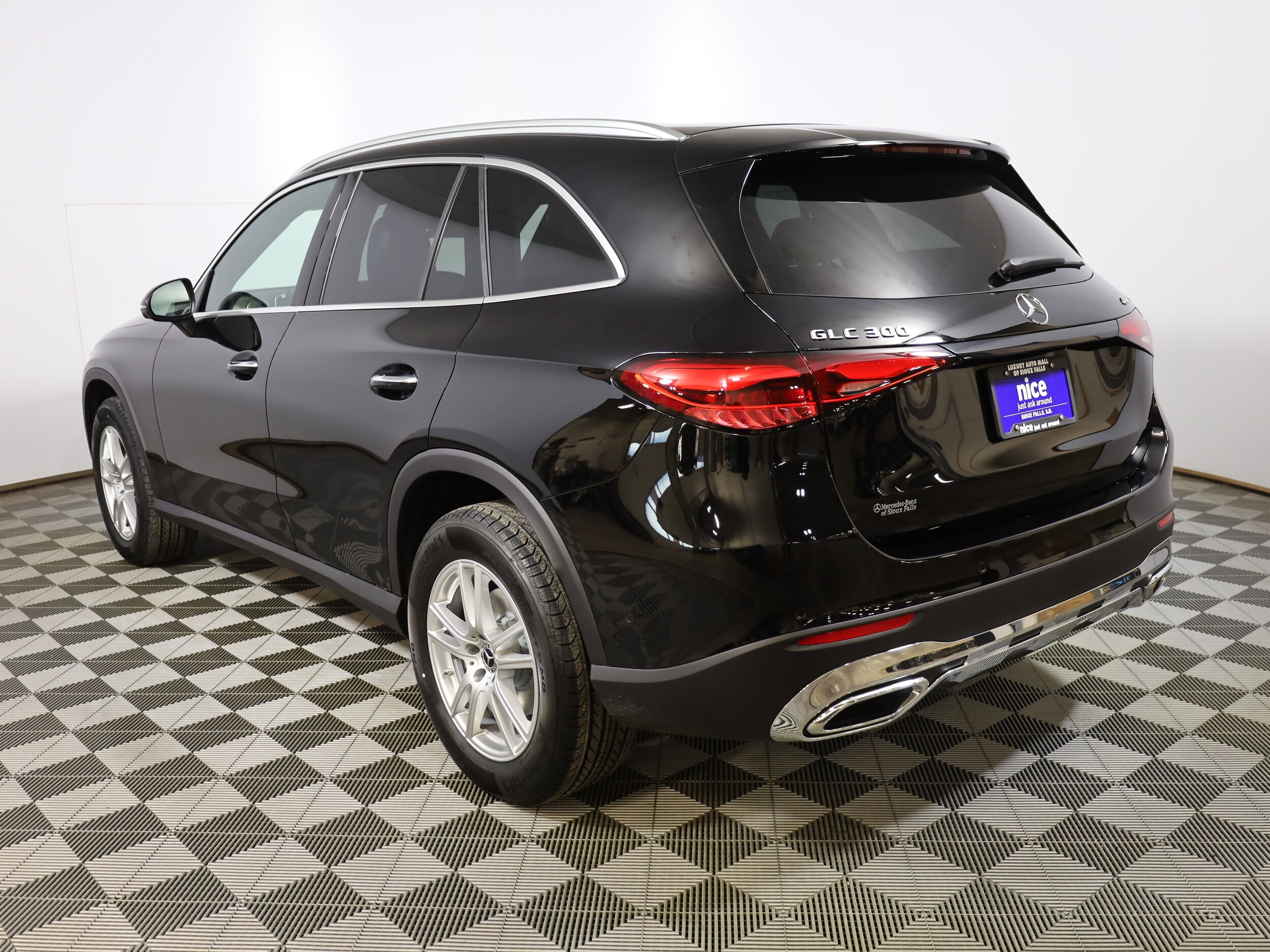 2025 Mercedes Benz GLC 300 4MATIC photo 2