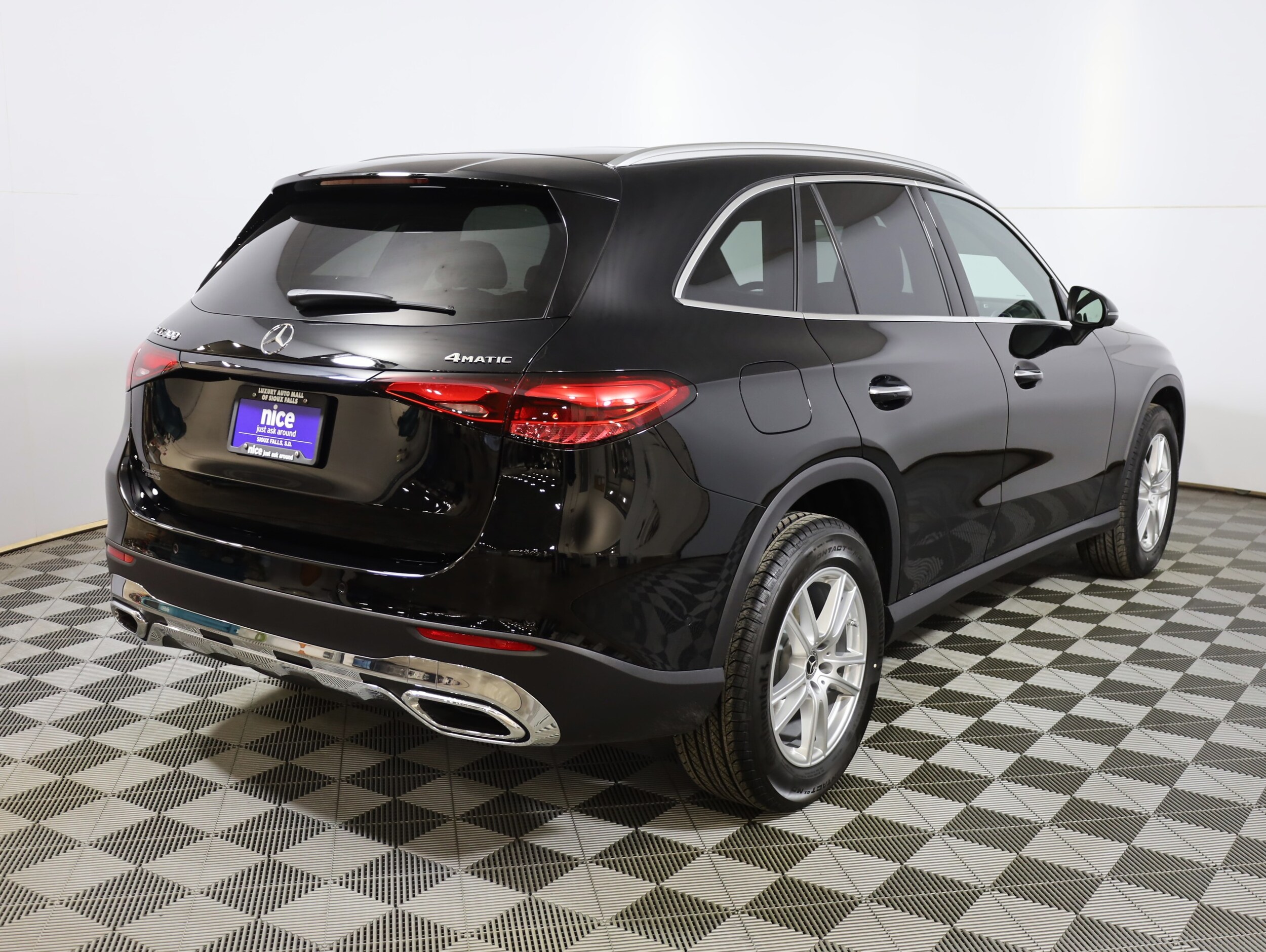 2025 Mercedes Benz GLC 300 4MATIC photo 4