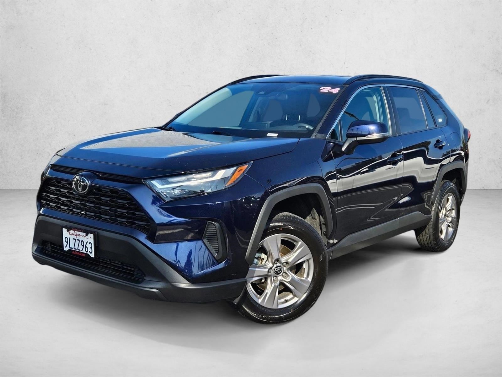 2024 Toyota RAV4 XLE's photo