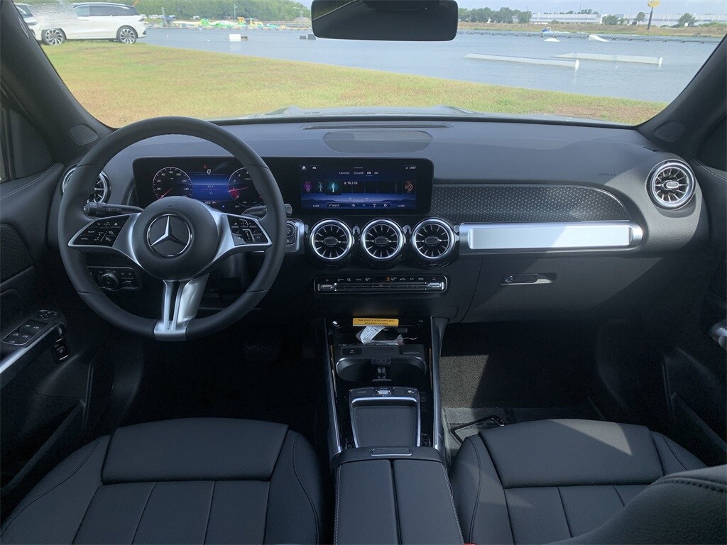 2024 Mercedes Benz GLB 250 4MATIC photo 2
