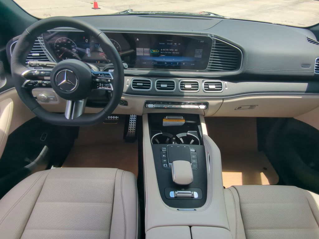 2025 Mercedes Benz GLS 580 4MATIC photo 2