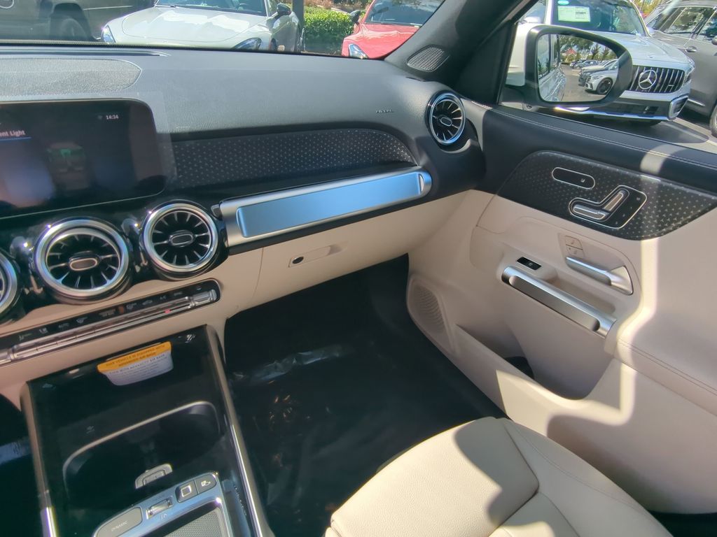 2025 Mercedes Benz GLB 250 photo 4