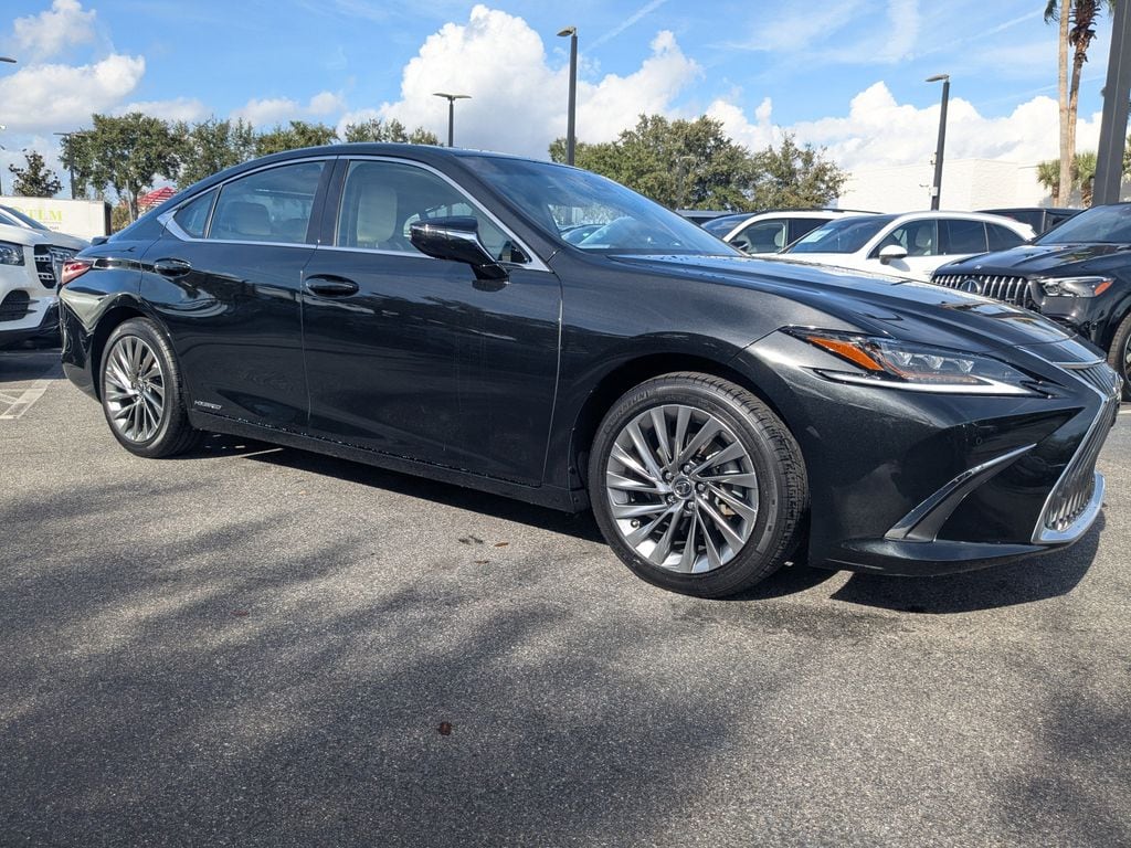 2021 Lexus ES Hybrid 300h Ultra Luxury's photo