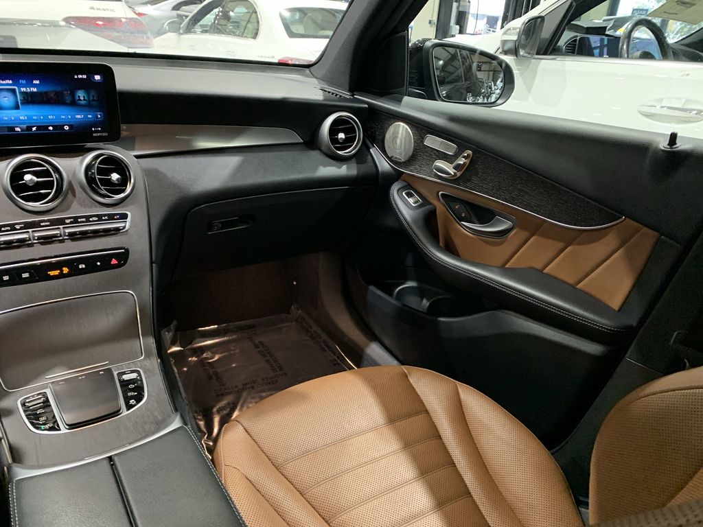 2021 Mercedes Benz GLC 300 photo 4