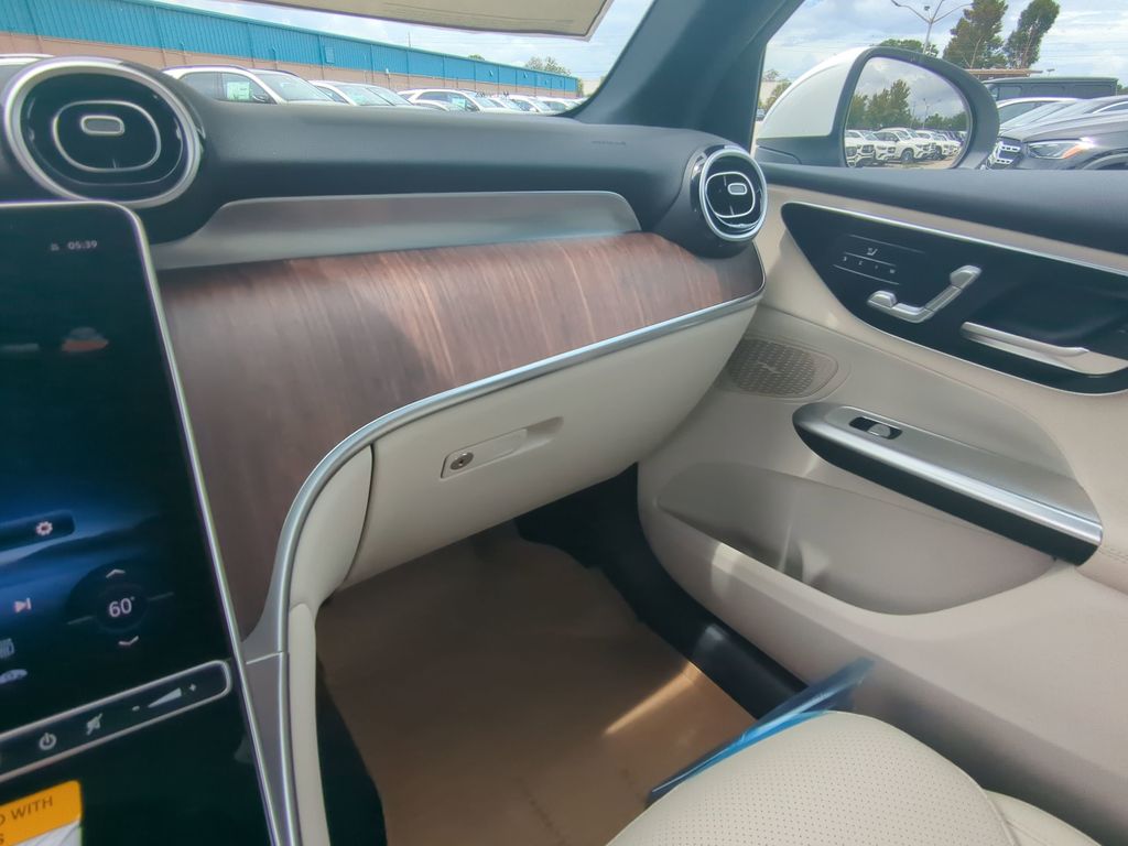2026 Mercedes Benz GLC 300 photo 4