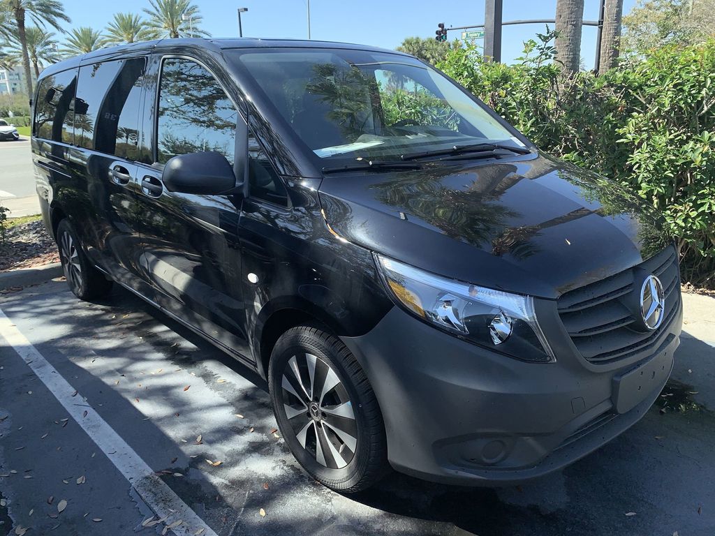 2023 Mercedes-Benz Metris Passenger Van Base's photo