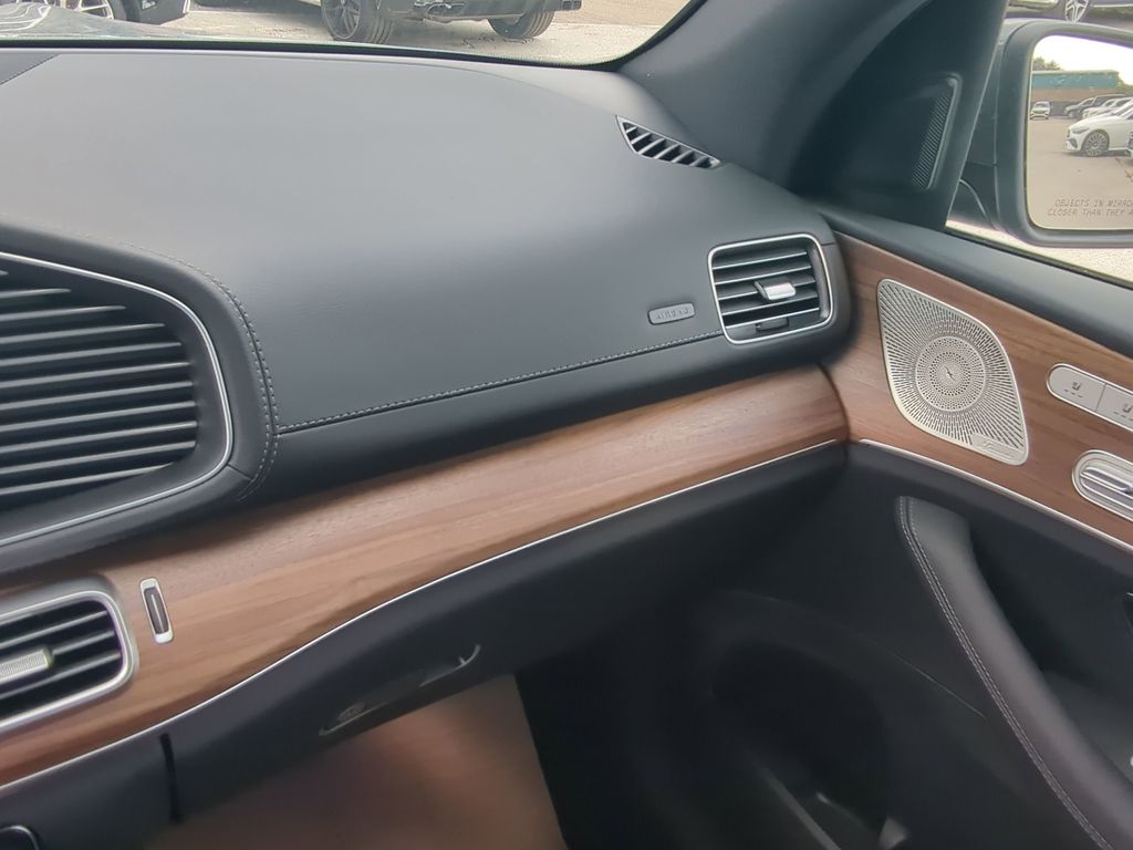 2025 Mercedes Benz GLS 4MATIC photo 3