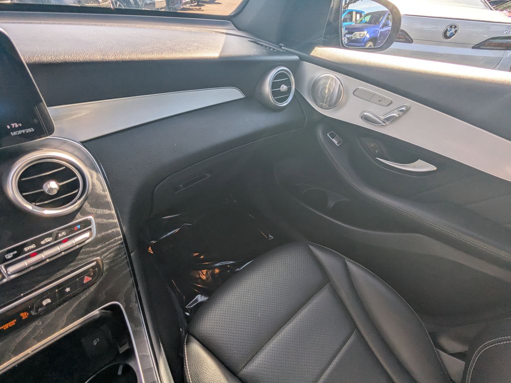 2021 Mercedes Benz GLC 300 photo 4