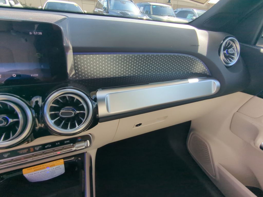 2025 Mercedes Benz GLB photo 3