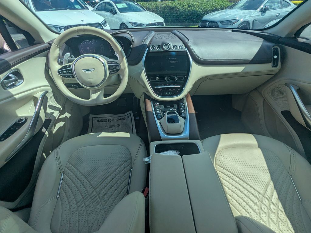 2021 Aston Martin DBX photo 2