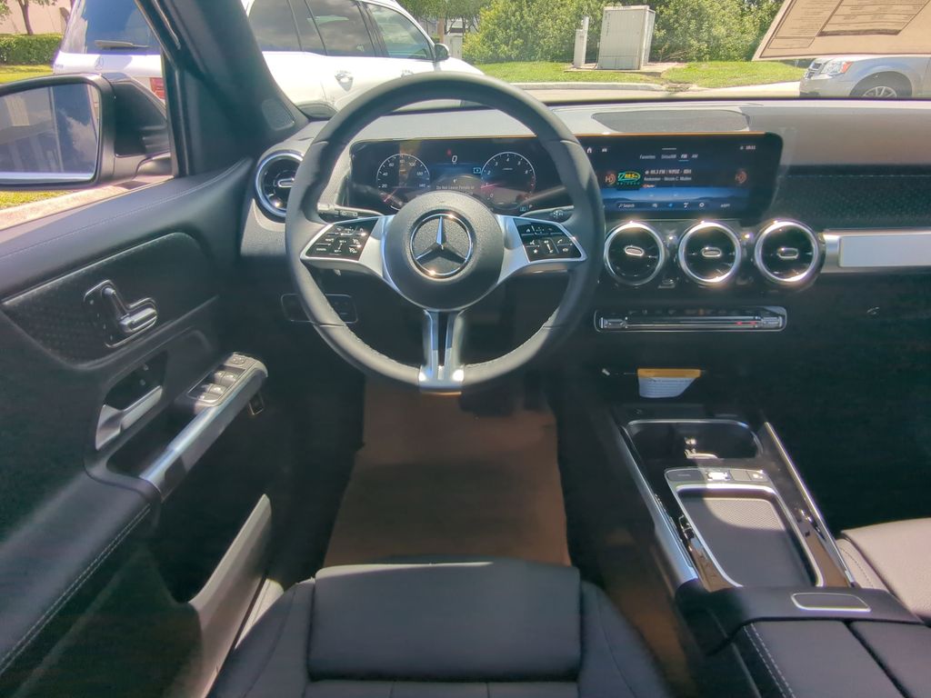 2025 Mercedes Benz GLB 250 photo 3