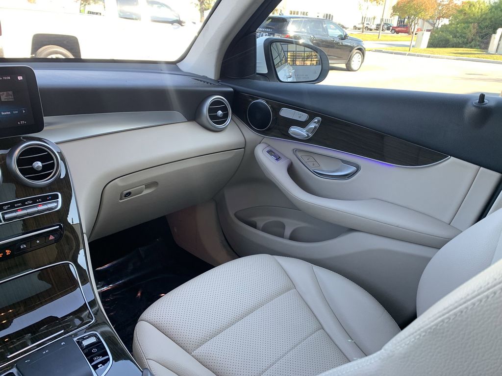 2021 Mercedes Benz GLC 300 photo 4