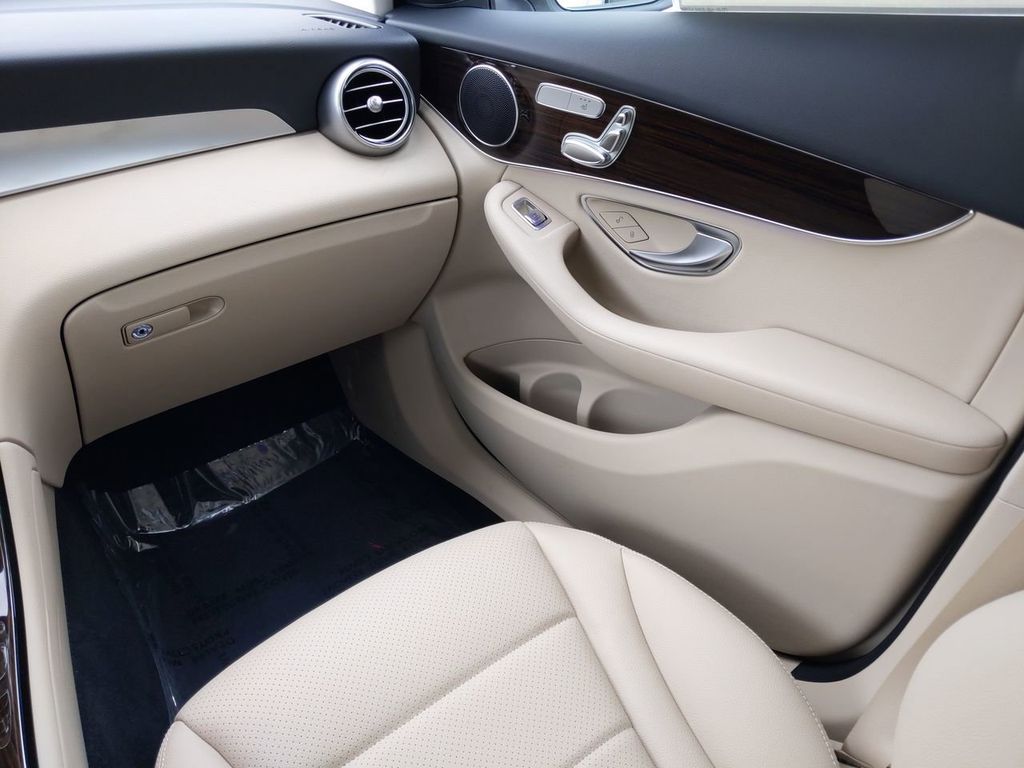 2021 Mercedes Benz GLC 300 photo 3