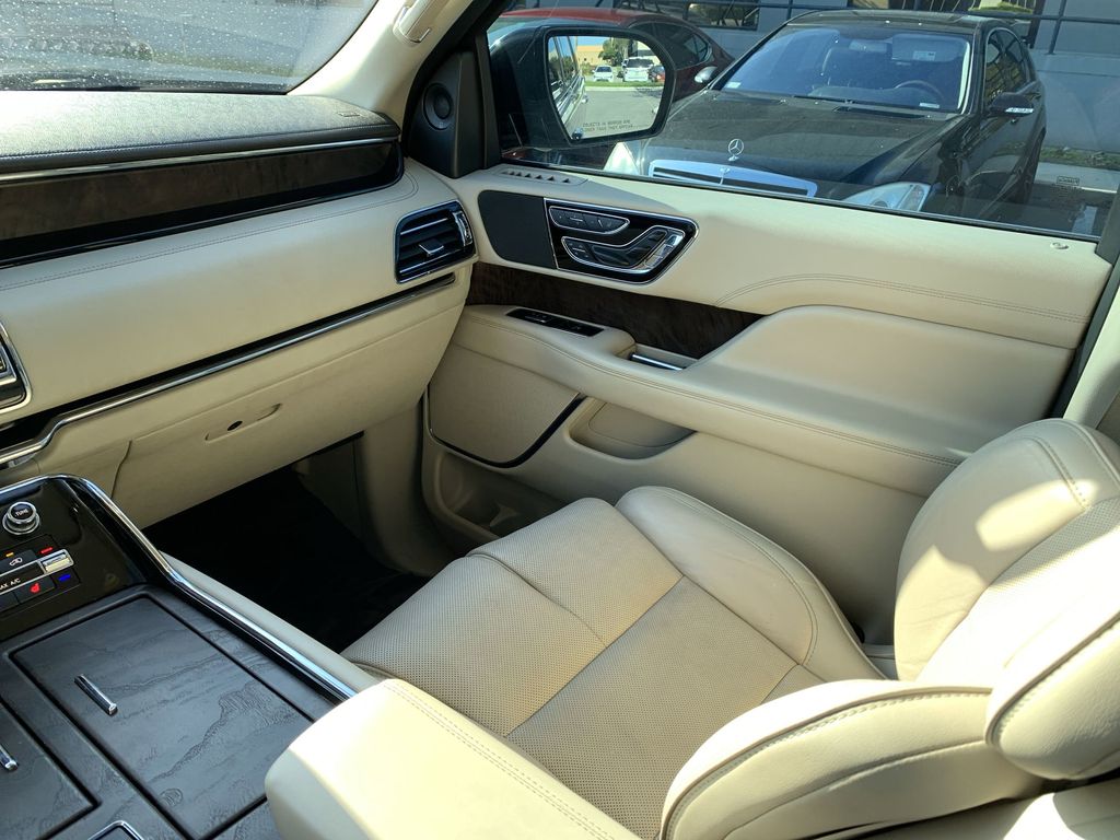 2019 Lincoln Navigator L Reserve photo 3