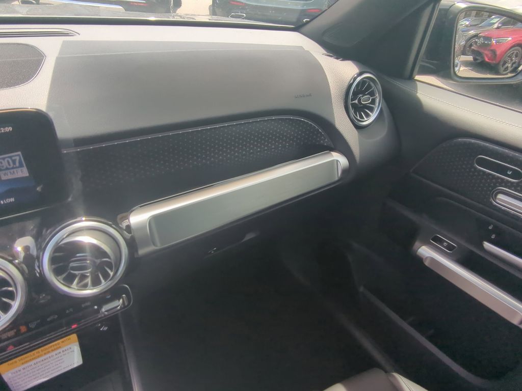 2025 Mercedes Benz GLB 250 photo 4