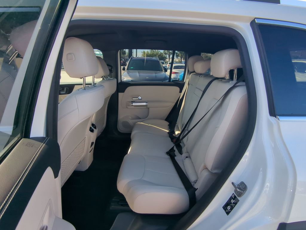 2025 Mercedes Benz GLB photo 3
