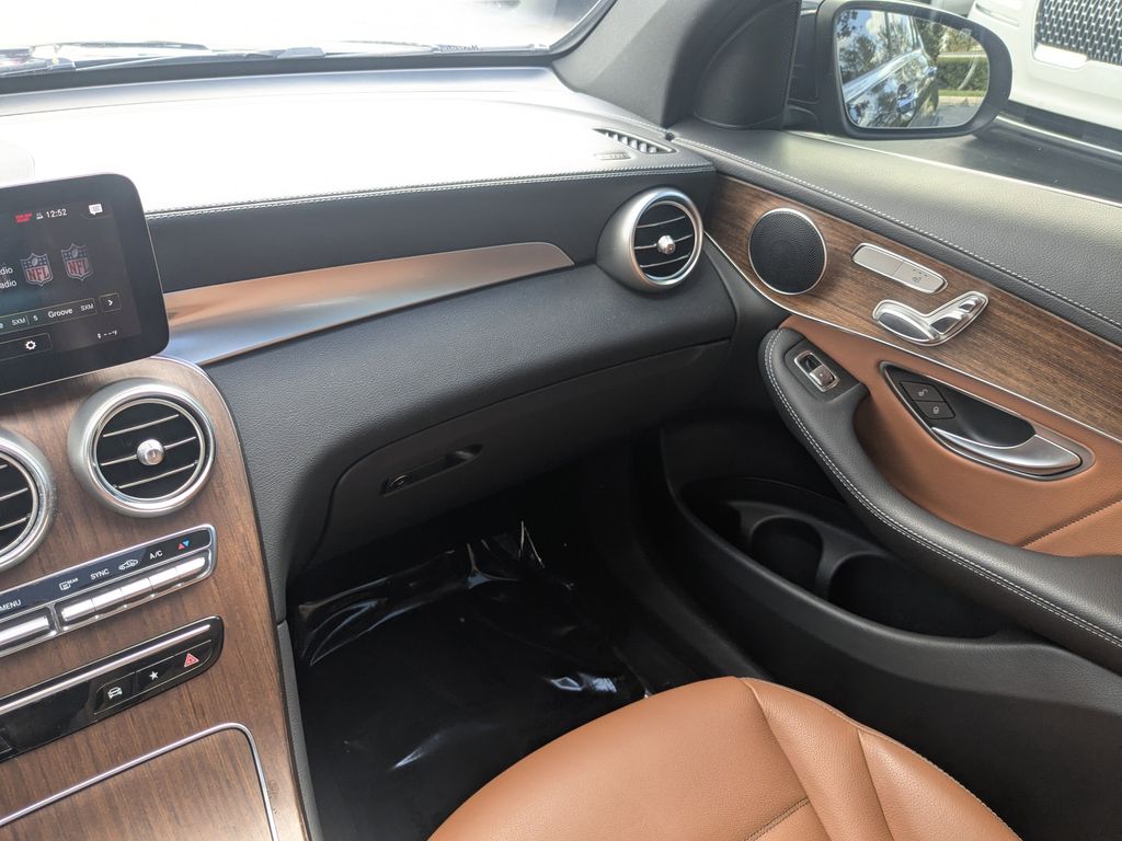 2022 Mercedes Benz GLC 300 4MATIC photo 4