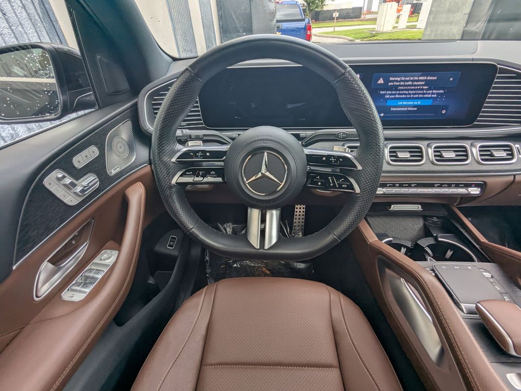 2024 Mercedes Benz GLS 4MATIC photo 3
