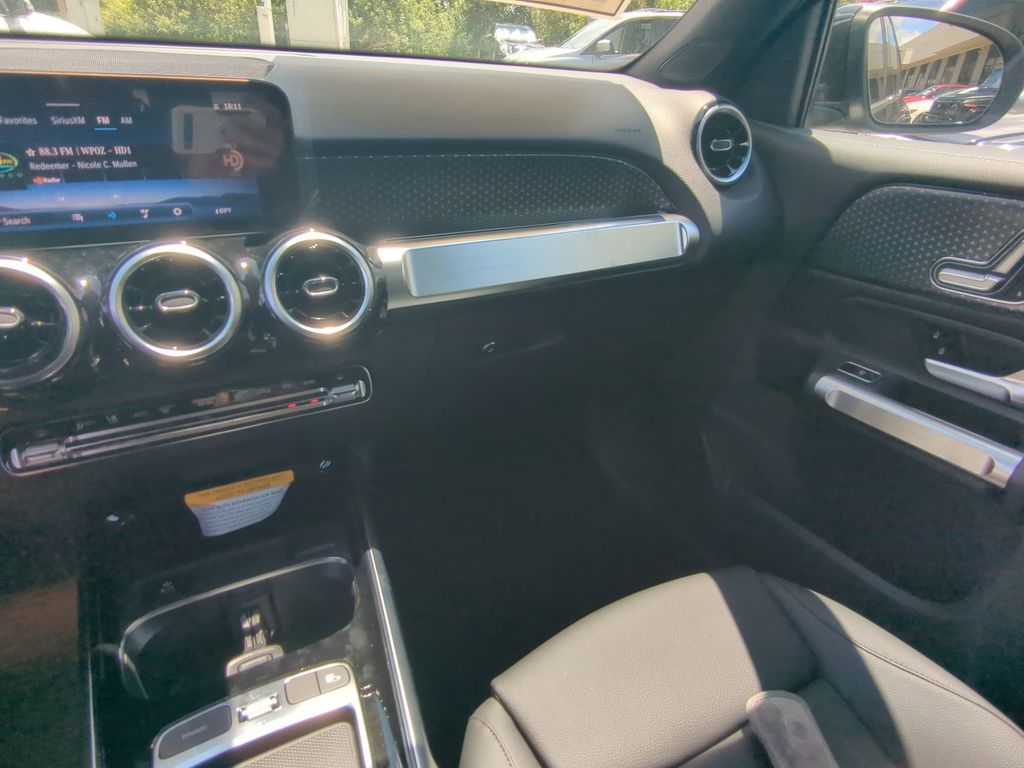 2025 Mercedes Benz GLB 250 photo 4