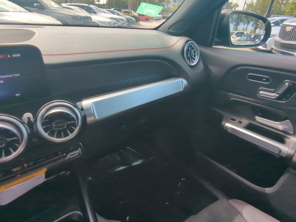 2024 Mercedes Benz EQB 300 4MATIC photo 4