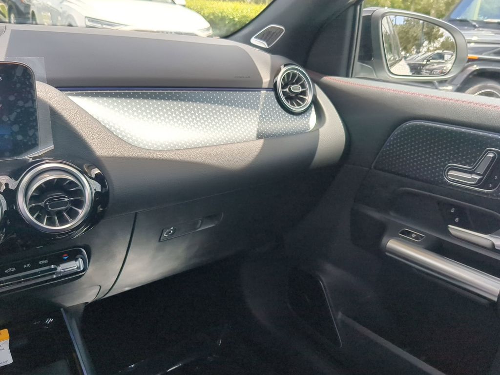 2025 Mercedes Benz GLA 250 4MATIC photo 4