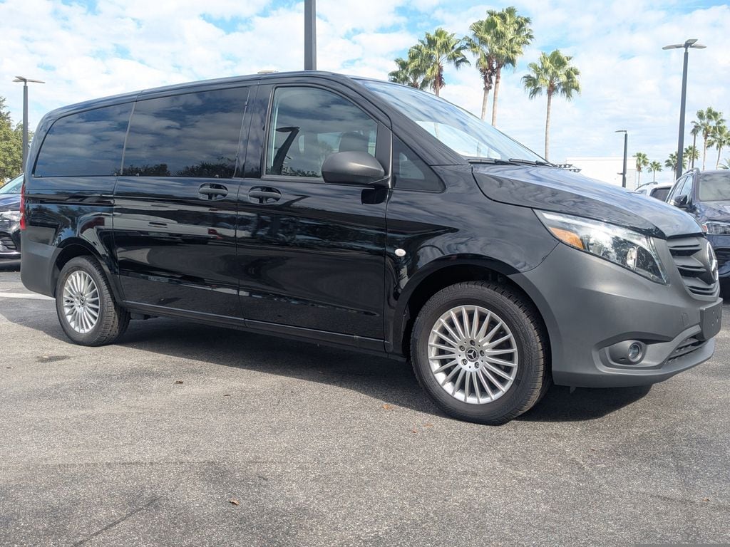 2023 Mercedes-Benz Metris Passenger Van Base's photo