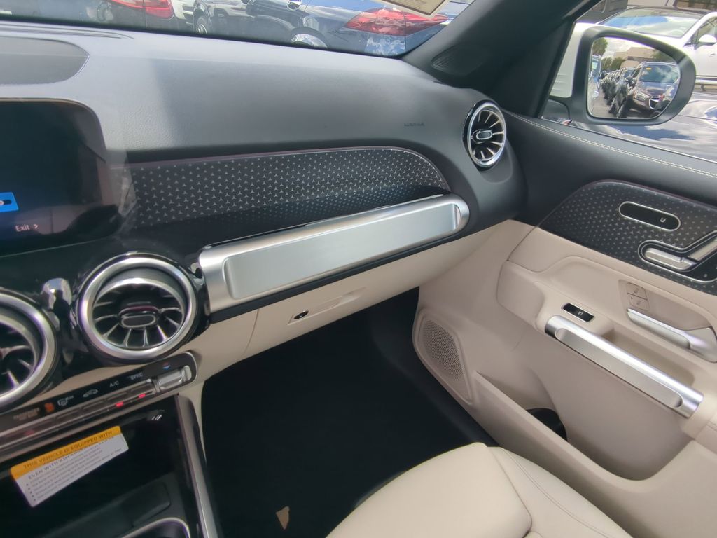 2025 Mercedes Benz GLB 250 photo 4