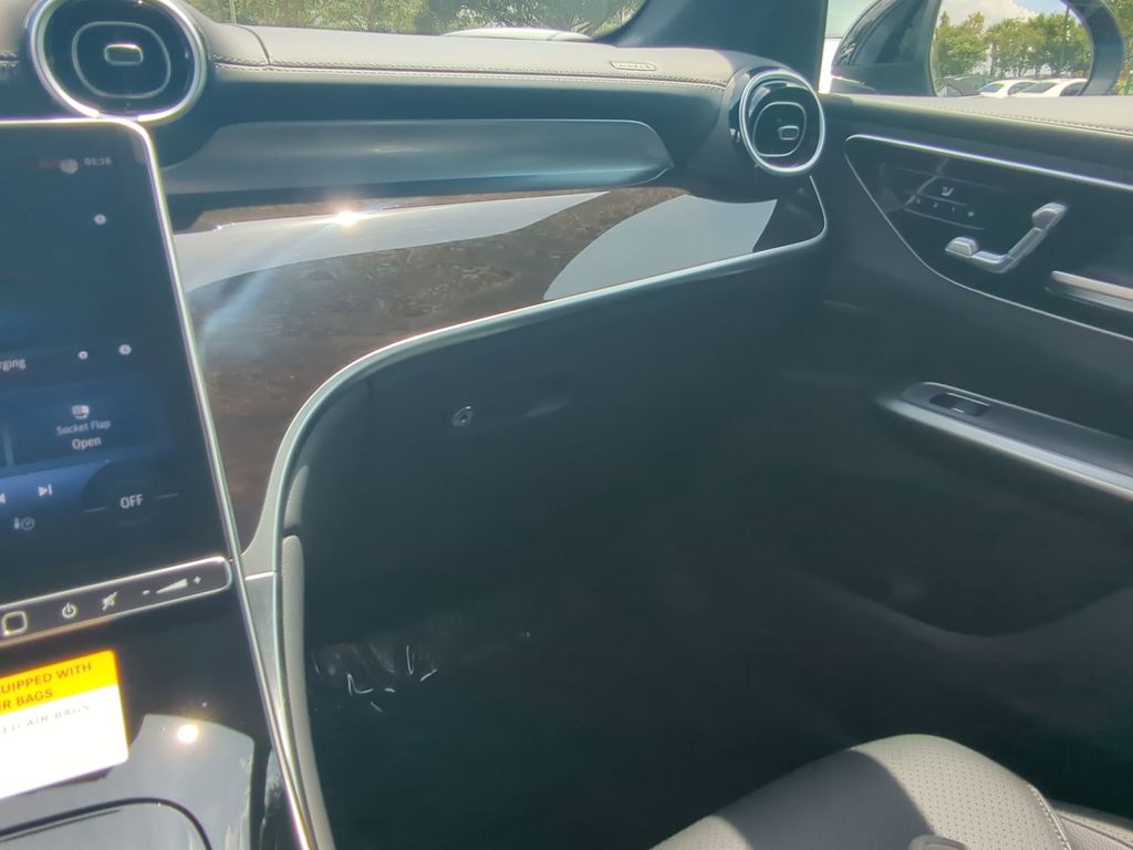 2025 Mercedes Benz GLC 4MATIC photo 4