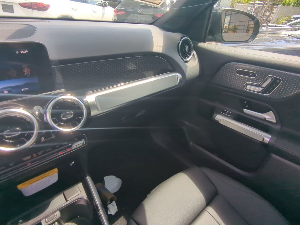 2026 Mercedes Benz GLB 250 4MATIC photo 2