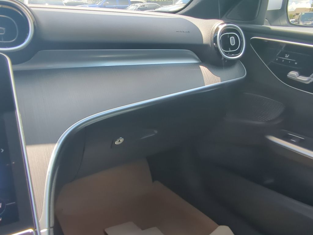 2025 Mercedes Benz C 300 photo 4