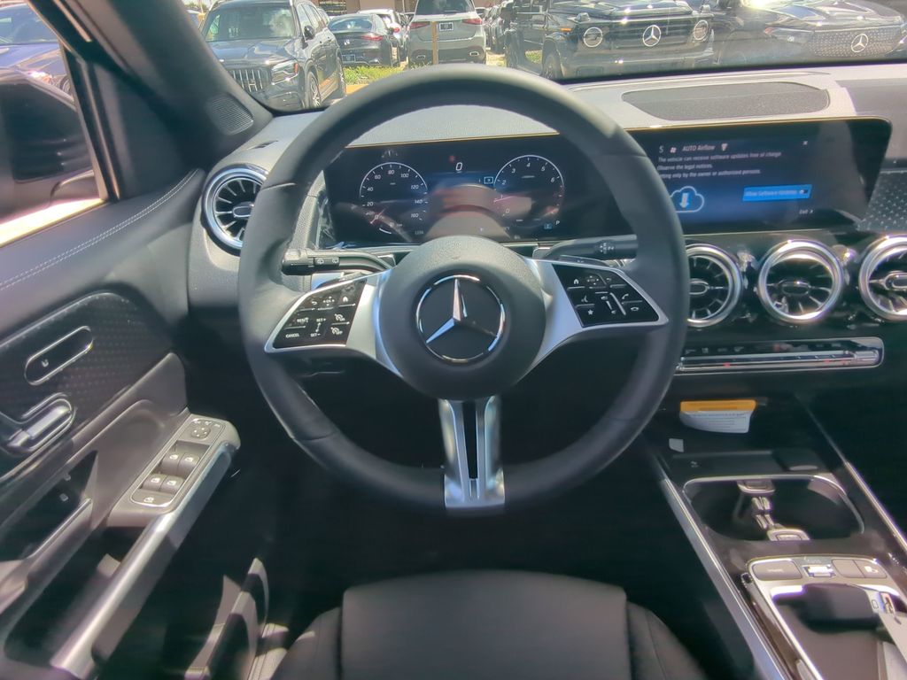 2025 Mercedes Benz GLB 250 photo 3