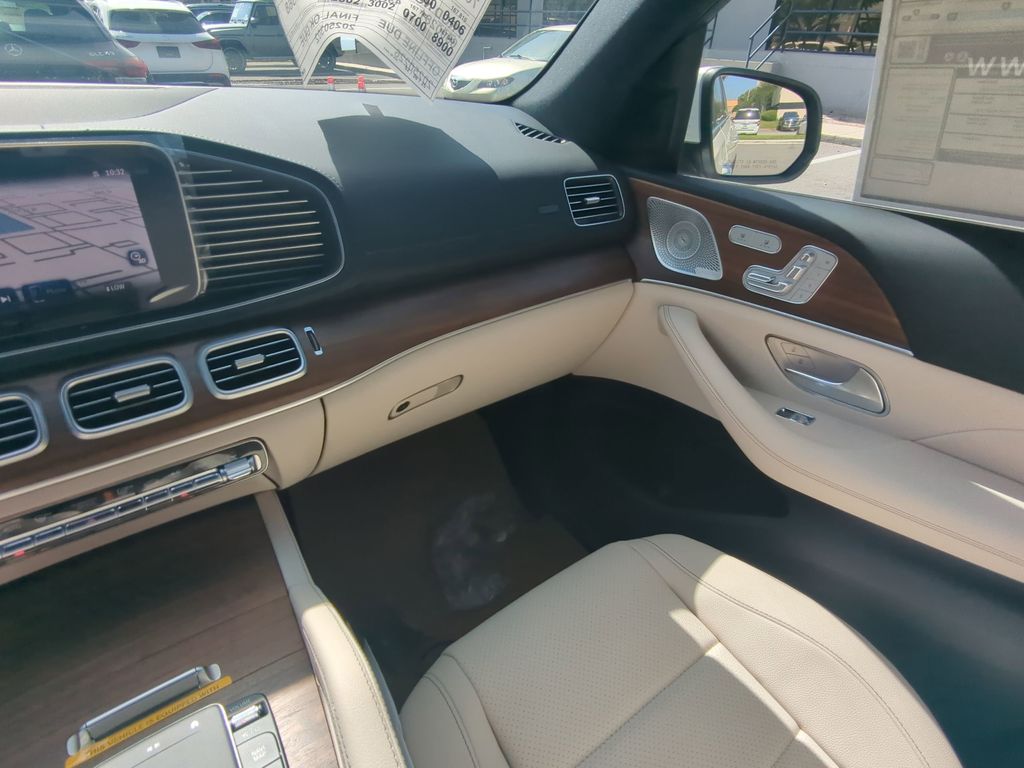 2025 Mercedes Benz GLS 450 4MATIC photo 3