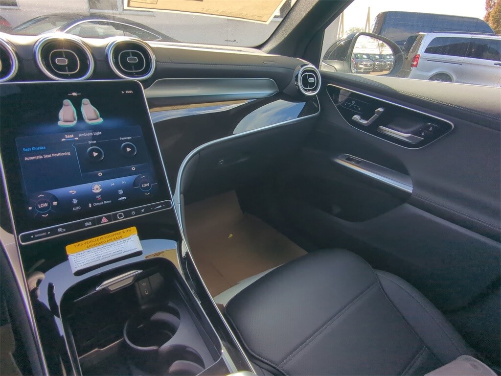 2025 Mercedes Benz GLC 4MATIC photo 4