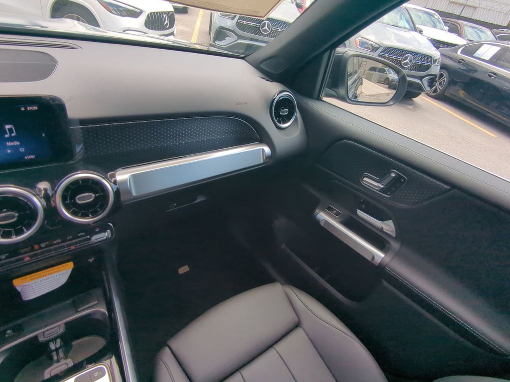2025 Mercedes Benz GLB 250 photo 4