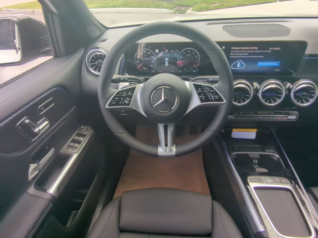 2025 Mercedes Benz GLB 250 photo 3