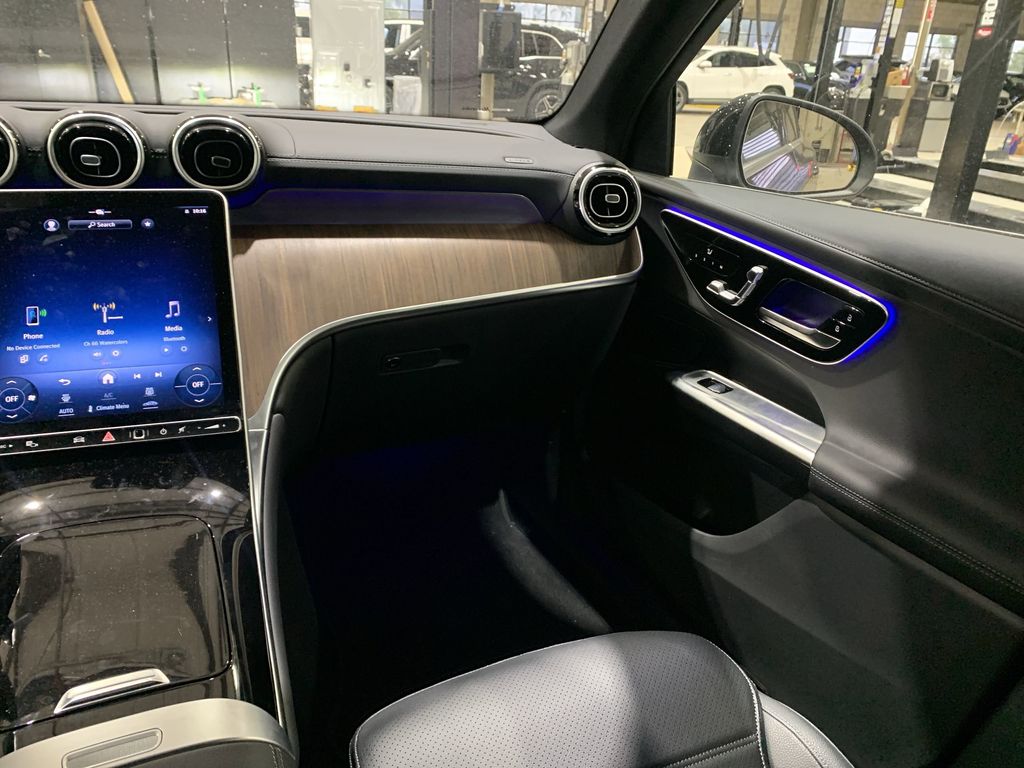2024 Mercedes Benz GLC 4MATIC 300 photo 4
