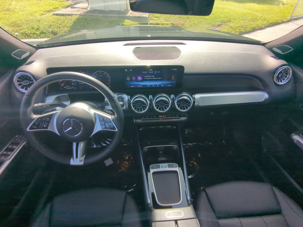 2024 Mercedes Benz GLB 4MATIC photo 2