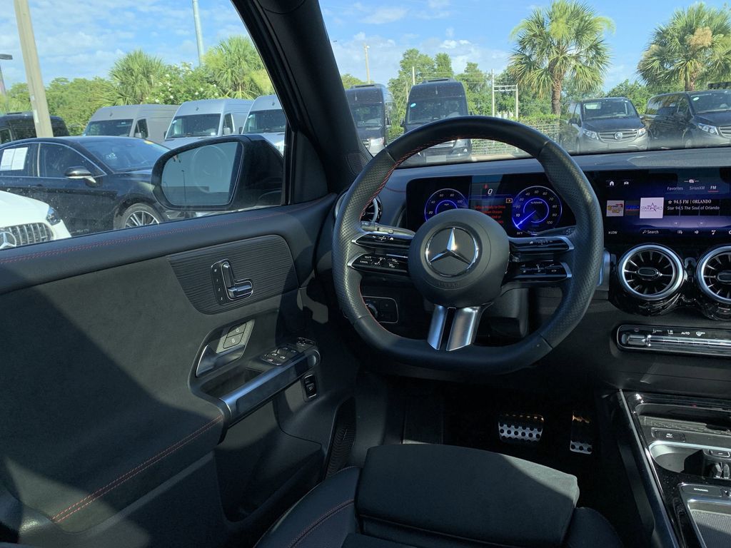 2024 Mercedes Benz EQB 300 4MATIC photo 3