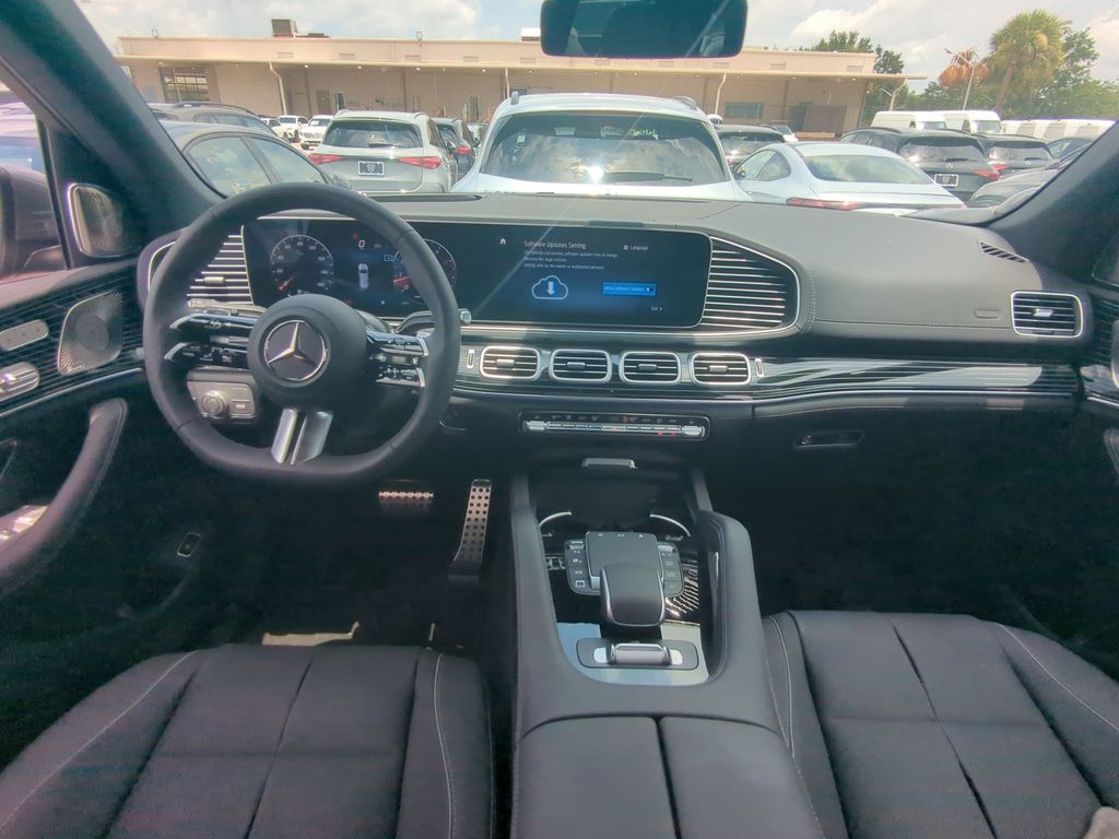 2025 Mercedes Benz GLS 450 4MATIC photo 2