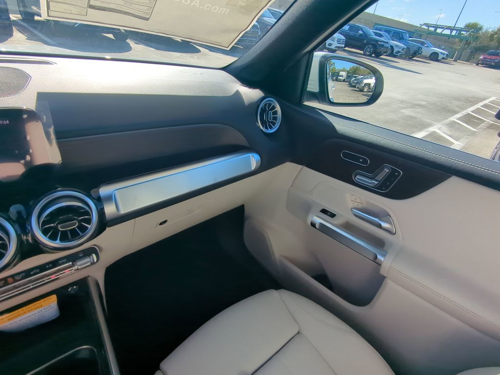 2025 Mercedes Benz GLB photo 2