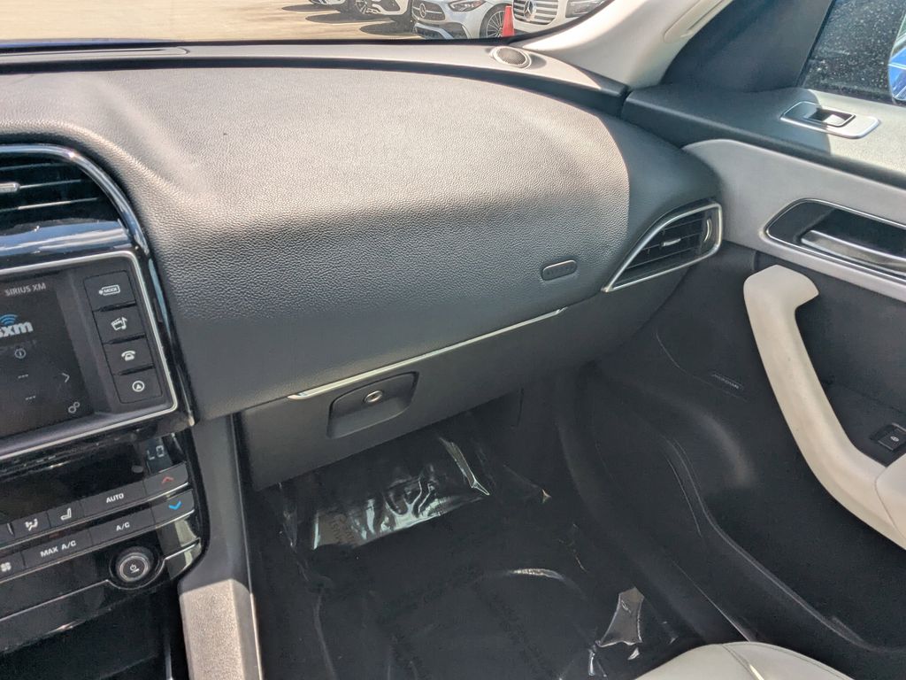 2018 Jaguar F-PACE Prestige photo 4