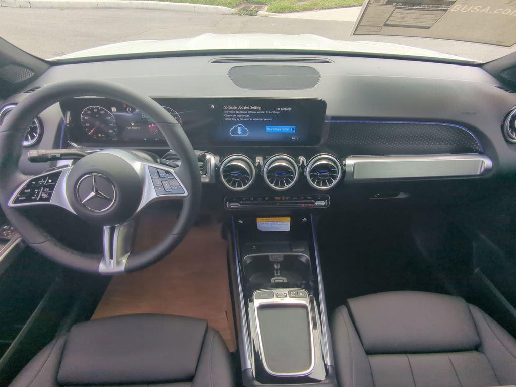 2025 Mercedes Benz GLB 250 photo 2
