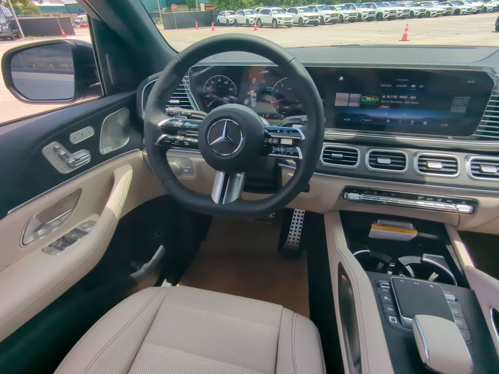 2025 Mercedes Benz GLS 580 4MATIC photo 3