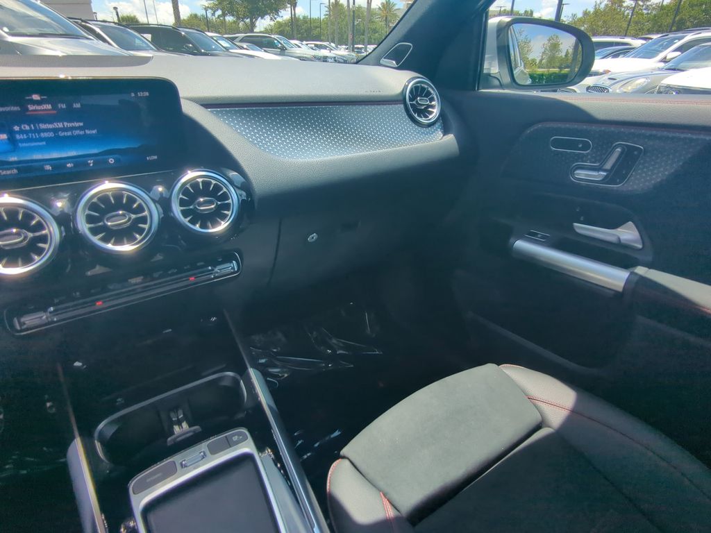 2024 Mercedes Benz GLA 4MATIC photo 3