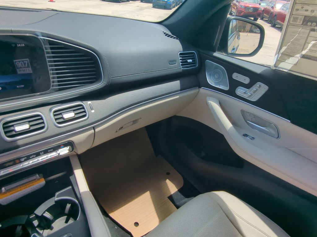 2025 Mercedes Benz GLS 580 4MATIC photo 4