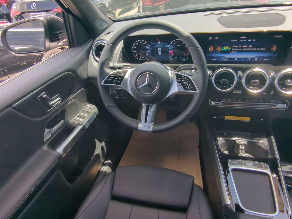 2025 Mercedes Benz GLB 250 photo 3