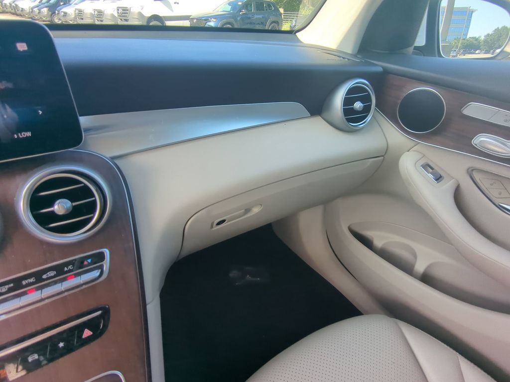2022 Mercedes Benz GLC 300 4MATIC photo 4