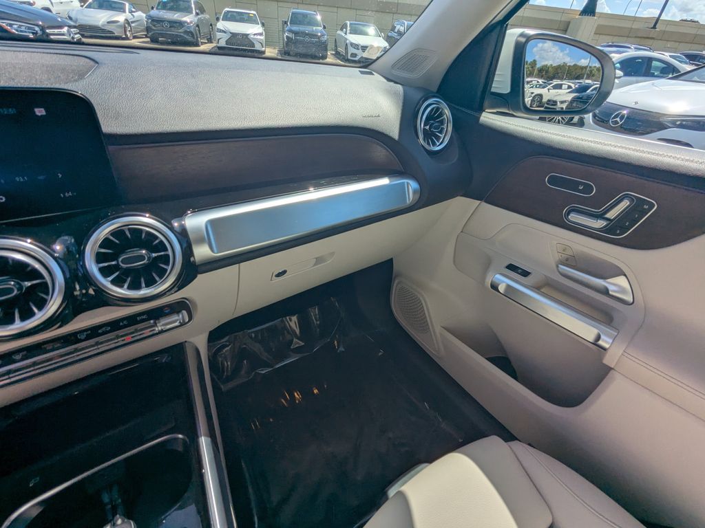 2023 Mercedes Benz GLB 250 photo 3