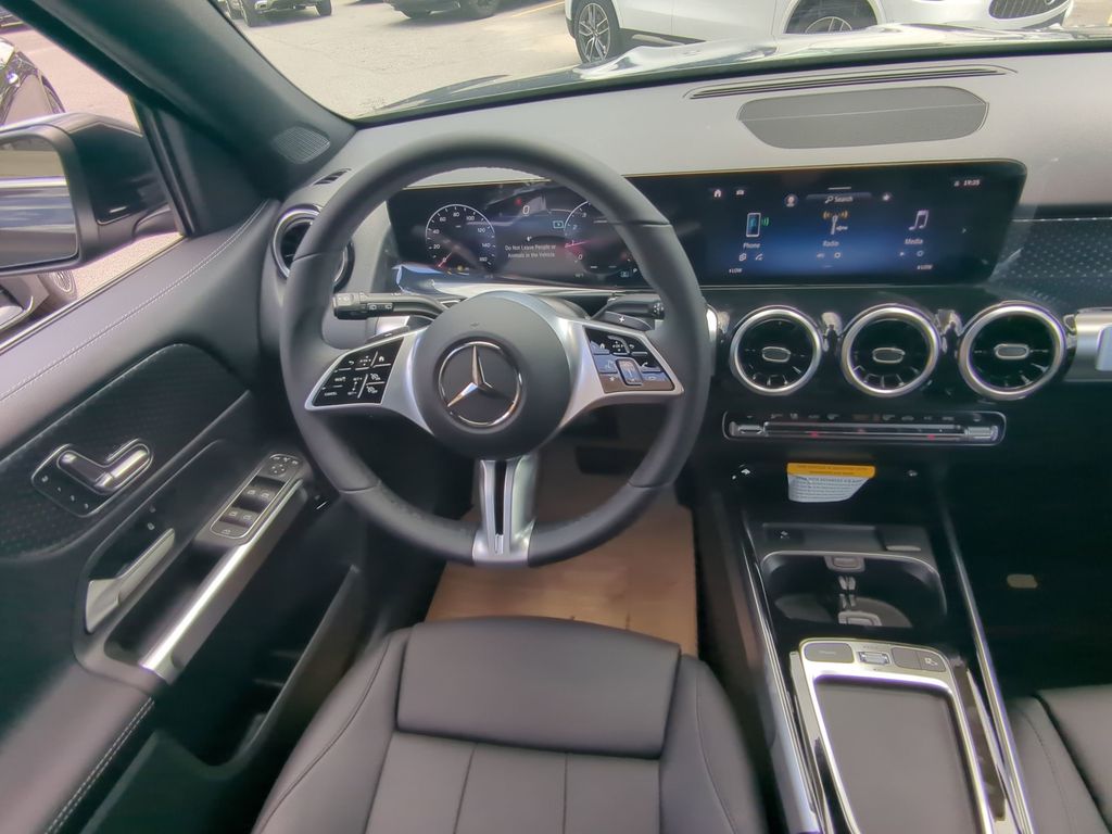 2025 Mercedes Benz GLB 250 photo 3